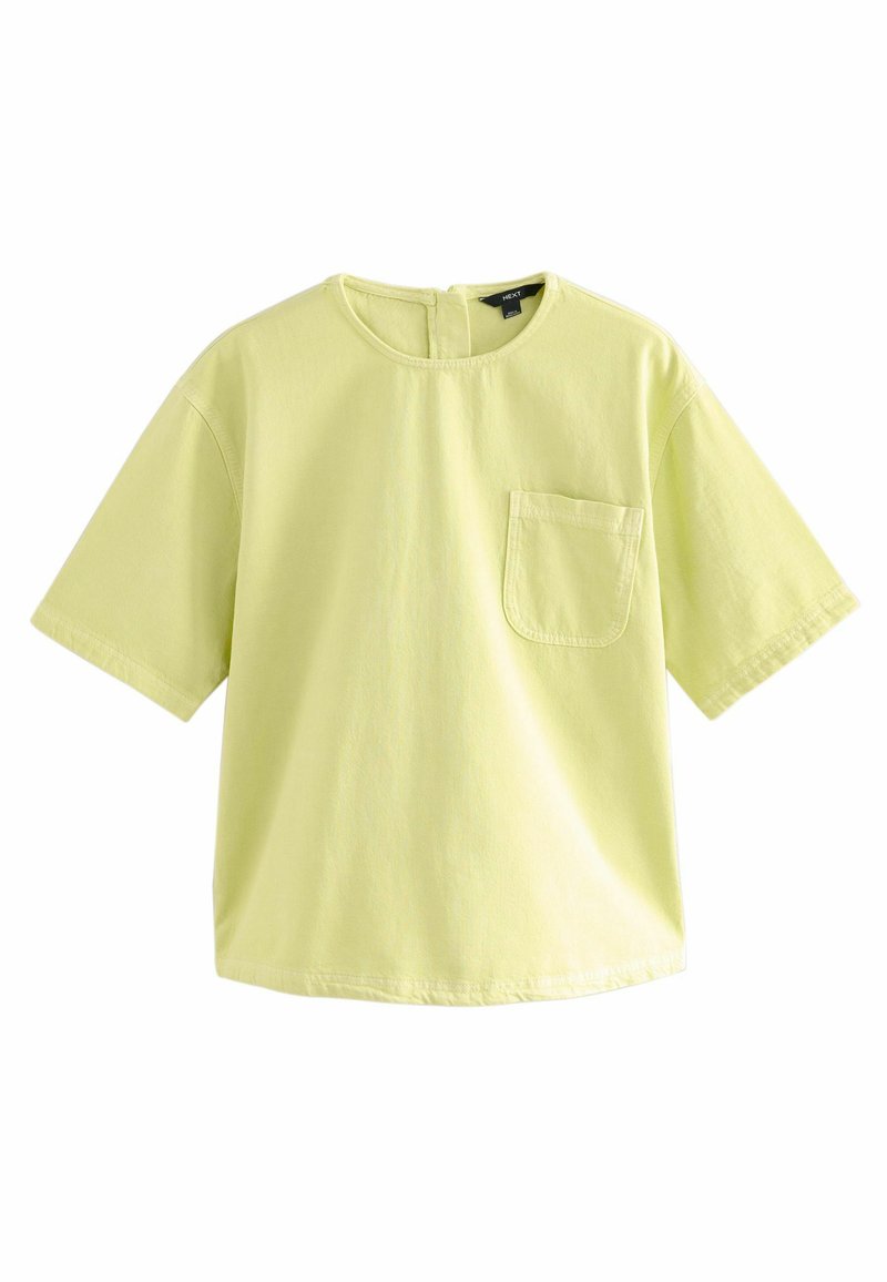Camiseta de manga corta y cuello redondo en algodón amarillo claro, con un bolsillo frontal y un detalle de cierre en la parte posterior. Textura suave, corte relajado.
