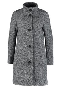 Manteau en laine gris avec un col haut, fermeture à cinq boutons sur le devant et tissu texturé. Manches longues à coupe droite, sans poches.