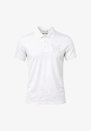 Polo bianca a maniche corte con tre bottoni, un colletto e un sottile logo a "X" sul petto sinistro con la scritta "Richmond".