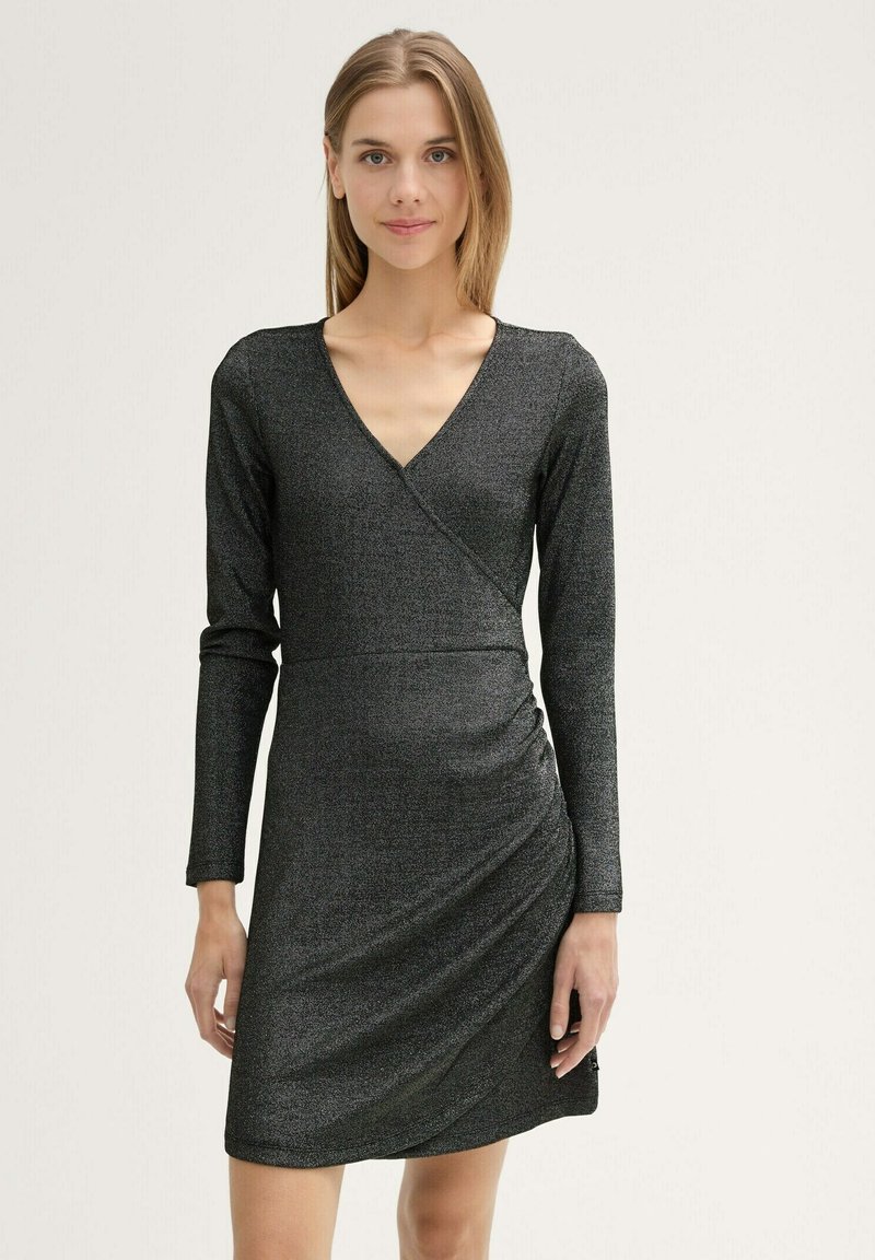 Schwarzes Wickelkleid mit langen Ärmeln, V-Ausschnitt, strukturiertem metallischem Stoff und gerafften Details an der Seite. Glattes und figurbetontes Design.