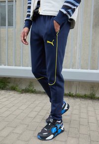 Puma FENERBAHCE ISTANBUL CASUALS PANTS - Klubové oblečení - club navy/speed yellow