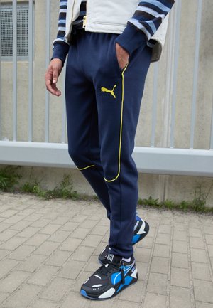 FENERBAHCE ISTANBUL CASUALS PANTS - Sporto klubų atributika - club navy/speed yellow