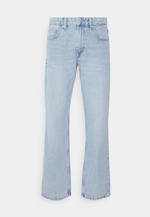Ljust blå denimjeans med hög midja, raka ben och fransade fållar. Har fem fickor och en klassisk knapplåsning med dragkedja.