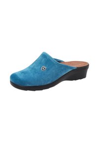 Zoccoli in suede turchese con punta rotonda, tacco a cuneo basso di colore nero e un dettaglio in metallo argentato sul lato. Superficie testurizzata, design slip-on.