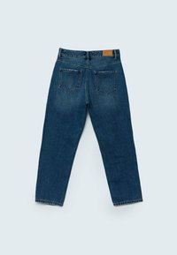 Unos vaqueros de mezclilla de color azul oscuro con pernera recta, diseño de cinco bolsillos y un parche de cuero en la cintura. Presentan una textura ligeramente desvaída.
