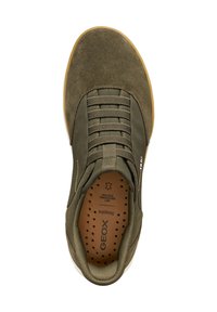 Zapatillas de deporte verde olivo con parte superior de ante, suela de goma, detalles de malla y cordones planos. Presenta una plantilla perforada con la marca GEox.