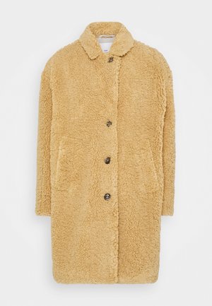 Manteau teddy beige avec manches longues, col, fermeture à boutons et deux poches latérales, en tissu doux et texturé.