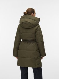 Olijfgroene gewatteerde jas met een capuchon, voorzien van een ceintuur in de taille en verticale doorgestikte delen. Gladde, glanzende stoftextuur.