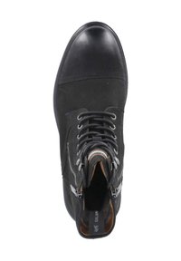 Czarne skórzano-tkaninowe botki za kostkę z sznurówkami i zamkiem błyskawicznym, o zaokrąglonym nosku i teksturowanej cholewce. Posiadają kontrastowe przeszycia oraz metkę z logo.