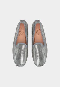 Ασημένια δερμάτινα παπούτσια slip-on με διάτρητο σχέδιο, στρογγυλεμένες μύτες, μαλακή εσωτερική επένδυση και λογότυπο AGL στο εσωτερικό.