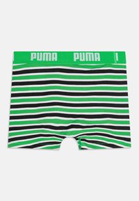 Zeleni in črni črtasti moški bokserji z belimi detajli, ki imajo zeleno elastično pasico s tiskanim napisom 'PUMA' v beli barvi.