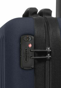 Maleta dura en color marino con cremallera y herrajes negros, que cuenta con un detalle de candado combinado y una superficie texturizada para mayor durabilidad.