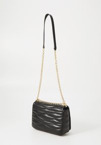 Borsa a tracolla in pelle nera con texture trapuntata, tracolla in catena dorata e forma piatta. Caratterizzata da un manico superiore singolo e un design elegante.