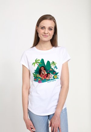 Weißes Baumwoll-T-Shirt mit einem bunten Grafikdesign, das zwei animierte Mädchen, eine Katze und tropische Pflanzen zeigt. Der Text lautet "Ozean Schwestern."