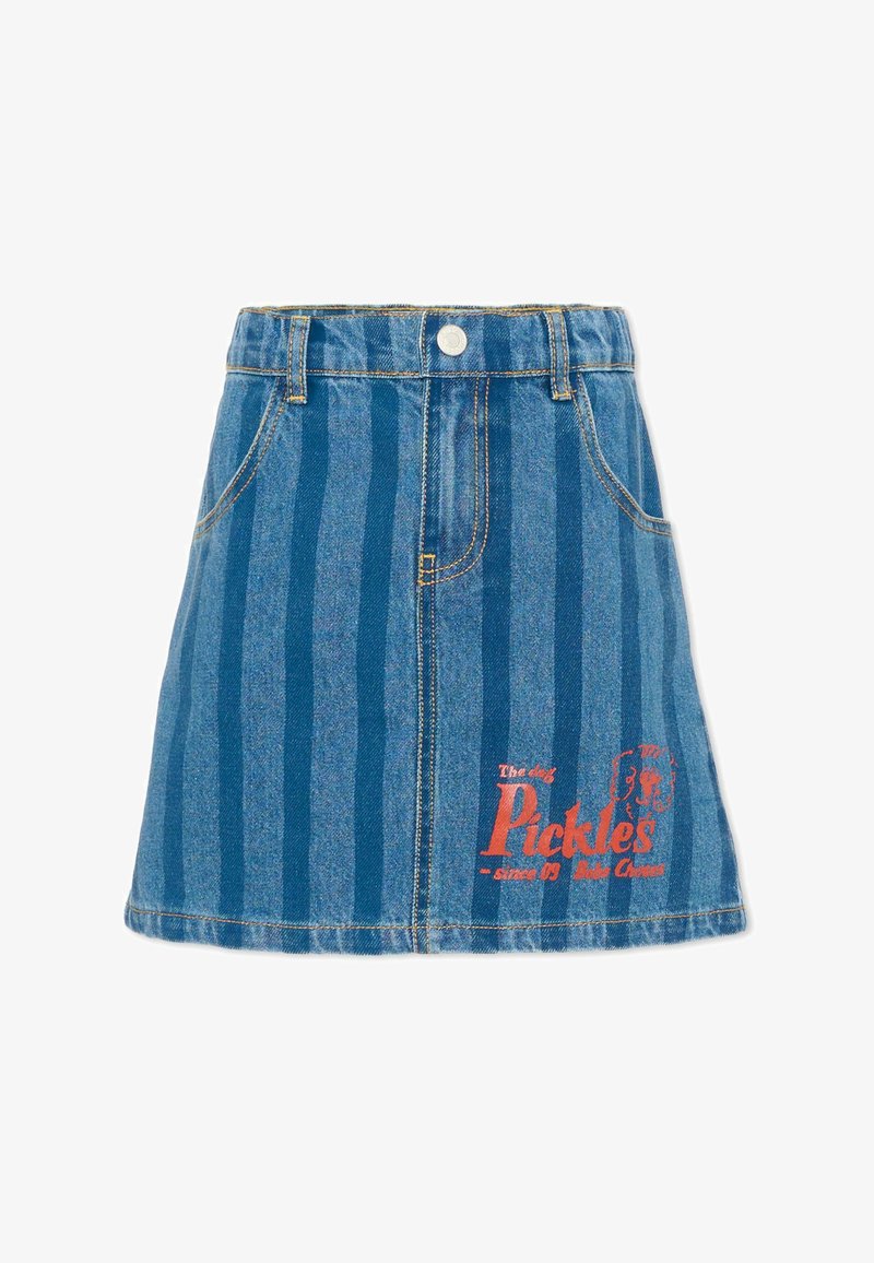 Jupe mini en denim à rayures verticales bleu foncé, poches avant, fermeture par boutons, avec texte et graphique rouge "Pickles" sur le côté inférieur droit.