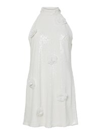 Λευκό αμάνικο φόρεμα με ψηλό λαιμό, καλυμμένο με παγιέτες, που διαθέτει τρισδιάστατες λευκές ανθισμένες λεπτομέρειες.