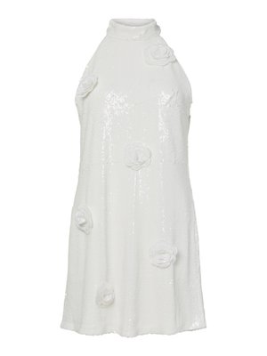 Vestido blanco sin mangas con cuello alto, cubierto de lentejuelas, que presenta adornos tridimensionales de flores blancas.