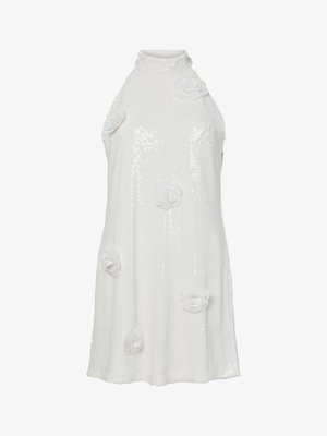 Witte mouwloze jurk met een hoge halslijn, bedekt met pailletten, met driedimensionale witte bloemenversieringen.