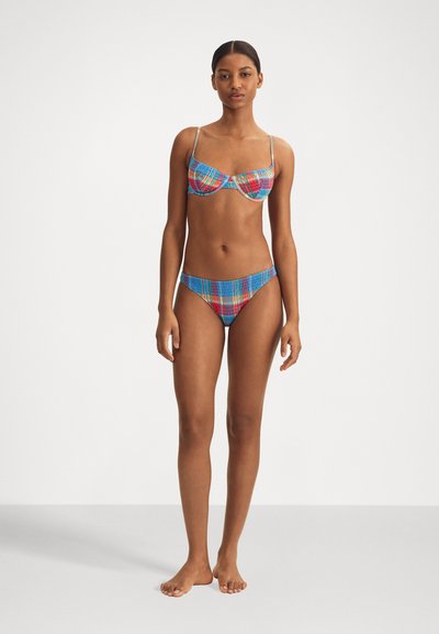 Kleurrijke bikini-set bestaande uit een gebloemd bh-top met beugel en verstelbare bandjes, gecombineerd met bijpassende low-rise bikini-broekjes.