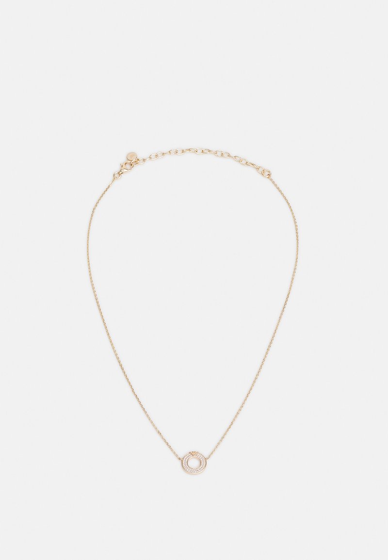 Colar dourado com uma corrente delicada e um pingente circular apresentando um design texturizado e uma esfera central lisa.