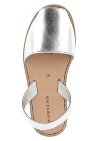 Sandalia de cuero plateada con puntera abierta, dos tiras y una plantilla texturizada. Talla 38 impresa en la suela beige. Diseño ligero.