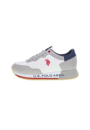 Sneakers da uomo in bianco, grigio e blu navy. Presentano materiali in suede e mesh, design con lacci, dettagli rossi e il marchio "U.S. POLO ASSN." sulla suola.