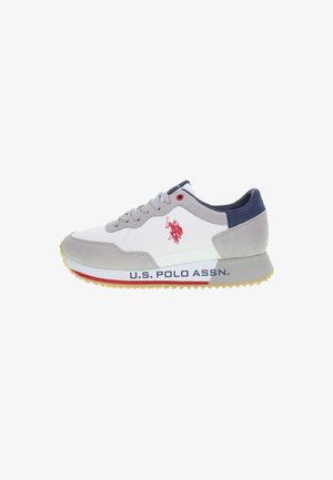 Męskie sneakersy w kolorach białym, szarym i granatowym. Wykonane z zamszu i siatki, z zapięciem na sznurówki, czerwonymi akcentami oraz brandingiem "U.S. POLO ASSN." na podeszwie.