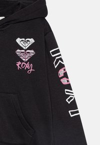 Zwarte hoodie met een kangoeroezak, voorzien van witte en roze bedrukte harten en tekst op de mouw. Zacht materiaal met een relaxte pasvorm.