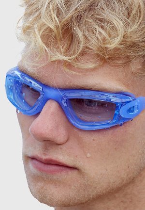 Blauwe zwembril met een doorzichtige lens, met een zacht silicium frame en verstelbare zijklemmen, met waterdruppels op het oppervlak.
