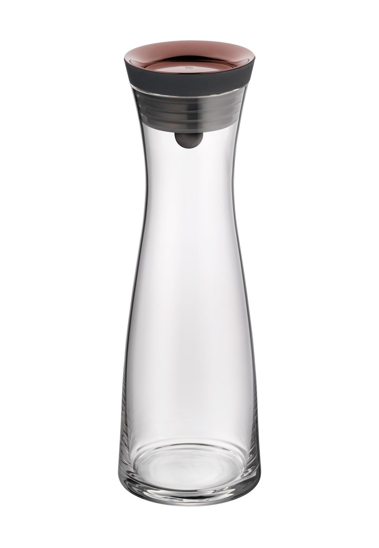 Carafe en verre clair au design effilé. Le couvercle présente une bande gris foncé et un dessus brun-rouge brillant, avec une ouverture pour le versement.