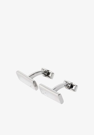 Gemelos de tono plateado con un diseño rectangular elegante. Acabado pulido, conector curvado y detalle de logo grabado en la superficie frontal.