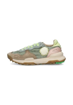 Sneaker basse in tessuto verde, sovrapposizioni in suede beige, dettagli rosa, lacci verde chiaro e logo circolare bianco testurizzato sul lato.