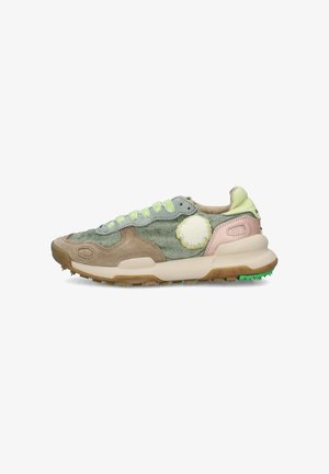 Sneaker basse in tessuto verde, sovrapposizioni in suede beige, dettagli rosa, lacci verde chiaro e logo circolare bianco testurizzato sul lato.