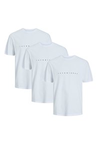 Drie witte t-shirts van katoen. Elk heeft een ronde hals en korte mouwen, met op de voorkant de tekst "JACK & JONES" in het zwart.