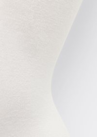 Bílé, žebrované ponožky do kolen, vyrobené z měkkého materiálu s hladkým povrchem. Design má tvar tvarující se k noze.