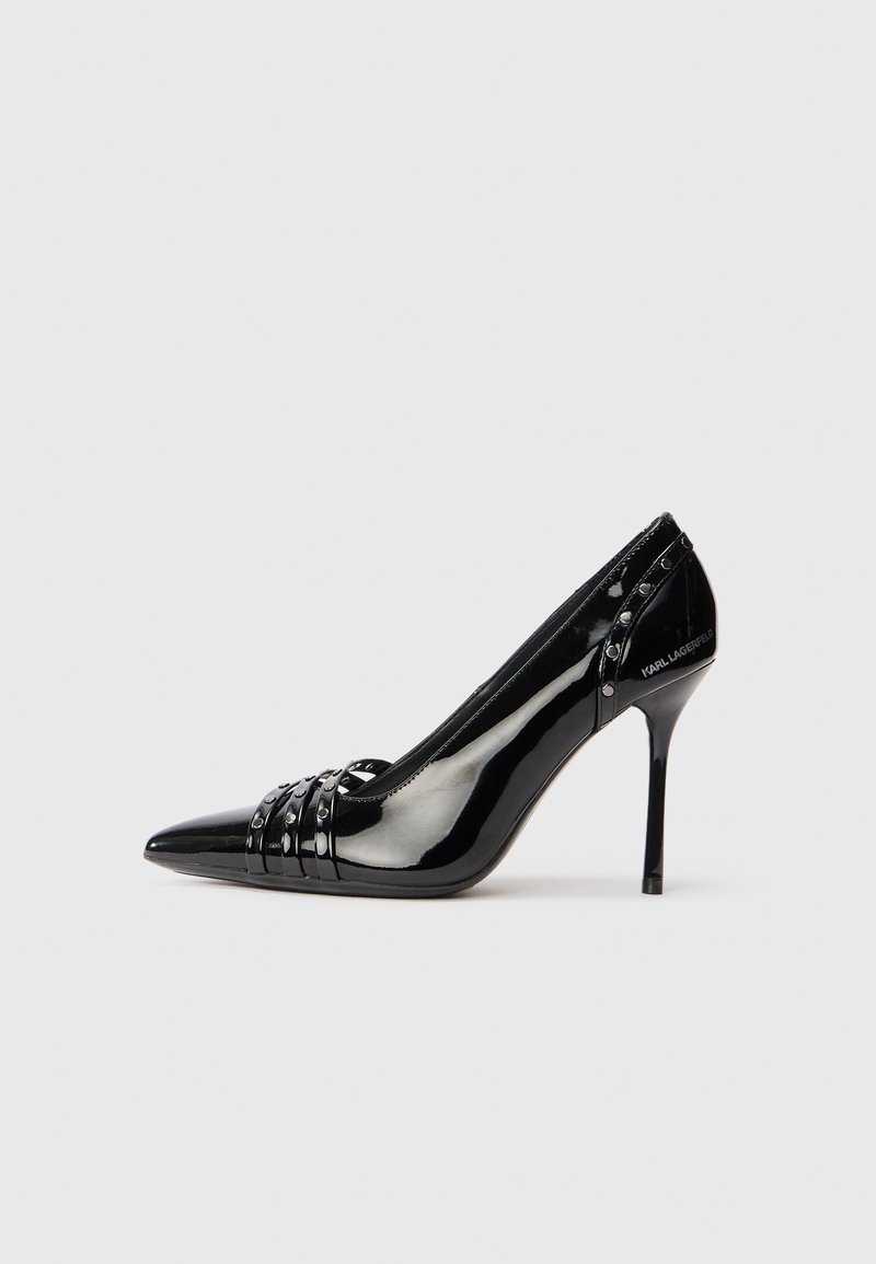 Pantofii cu toc stiletto din piele lăcuită neagră, cu vârf ascuțit, trei curelușe decorative cu nituțe și branding "Karl Lagerfeld" pe toc.