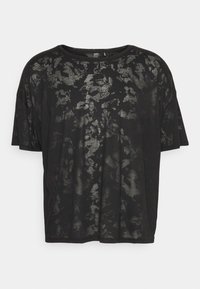 Czarny T-shirt z luźnym krojem, okrągłym dekoltem i subtelnym, teksturowanym szarym wzorem na całej powierzchni. Miękki materiał z krótkimi rękawami.