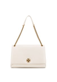 Sac à main en cuir blanc avec un design à rabat, chaîne dorée, et un emblème doré bien en vue à l'avant. Texture lisse, forme rectangulaire.