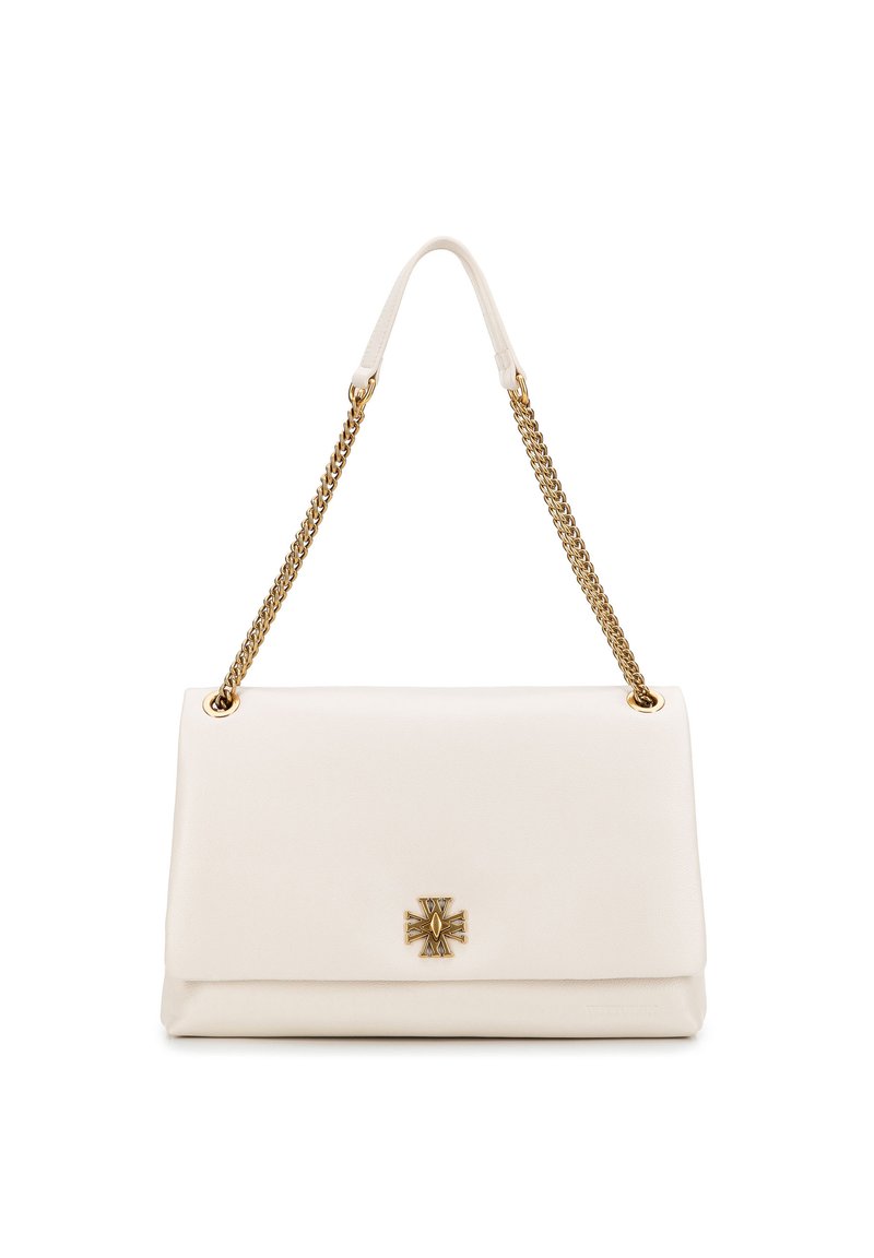 Sac à main en cuir blanc avec un design à rabat, chaîne dorée, et un emblème doré bien en vue à l'avant. Texture lisse, forme rectangulaire.