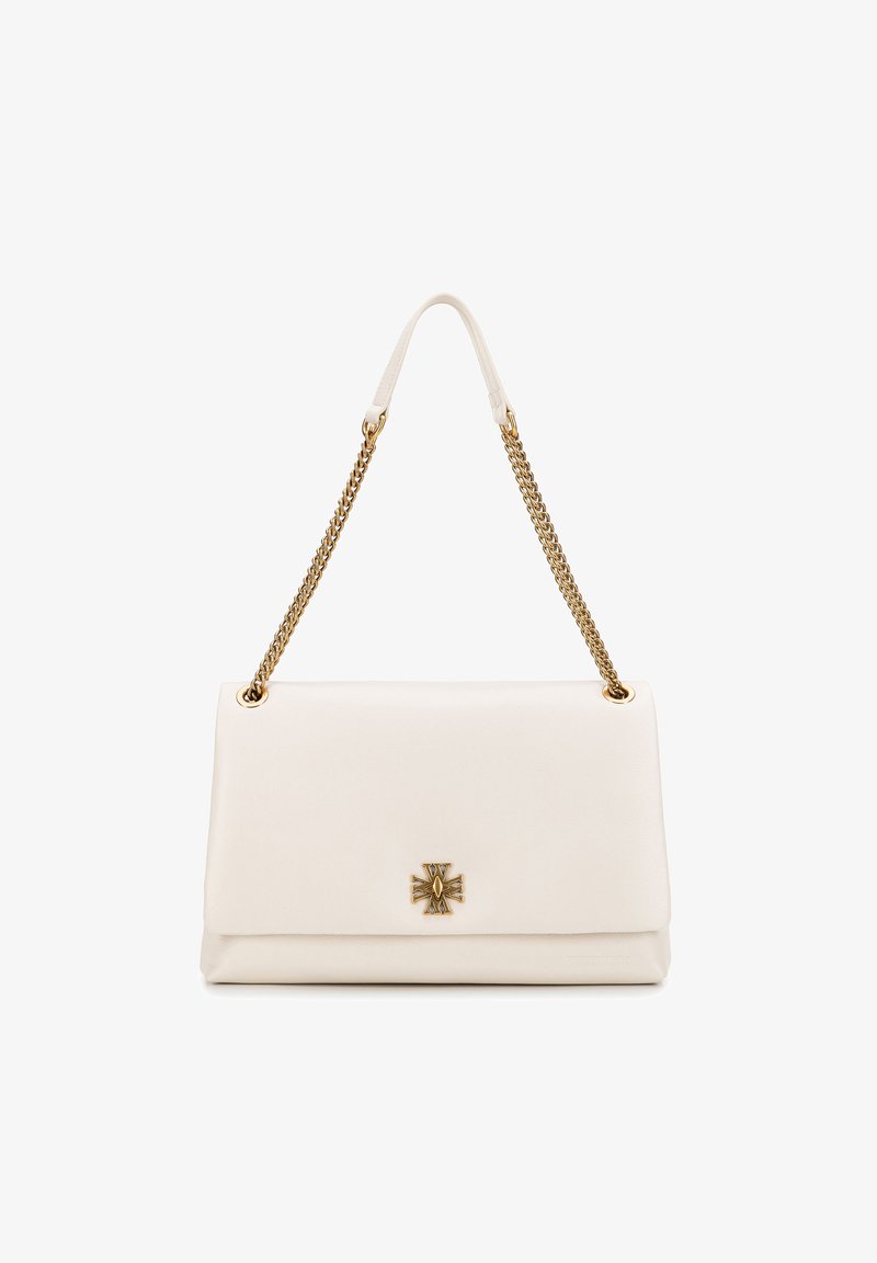 Biała skórzana torebka z przekładanym fasonem, złotym łańcuszkiem i wyraźnym złotym emblematem z przodu. Gładka tekstura, prostokątny kształt.