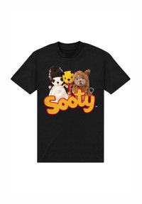 Svart T-shirt med grafik av tre dockor: en panda, en gul hund och en brun björn, tillsammans med ordet "Sooty" i fet, röda bokstäver.