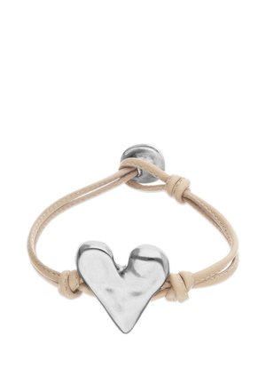 Pulsera de cuero beige con un centro asimétrico de corazón de plata pulida y cierre ajustable de nudo.