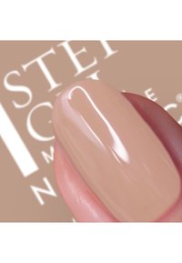 Nagellackprov i en glänsande, ljus nudefärg. Slät textur med en subtil lyster mot en beige bakgrund med varumärkeslogotyp.