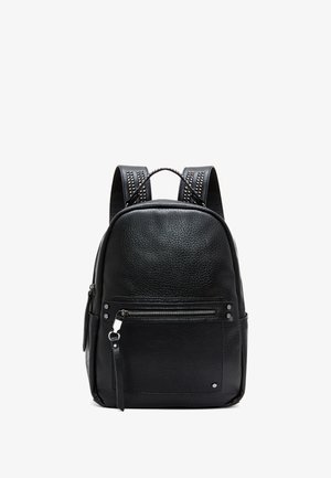 Mochila de cuero negro con superficie texturizada. Presenta herrajes plateados, un bolsillo frontal con cremallera y detalles con tachuelas en las correas del hombro.