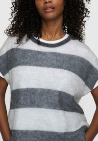 Maglione a righe grigio e bianco, realizzato in morbido tessuto a maglia, con collo rotondo e maniche corte, caratterizzato da una vestibilità rilassata e tasche laterali.