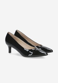 Escarpins en vernis noir à talons hauts avec un bout pointu, dotés d'un talon bas et d'une finition lisse et brillante. L'intérieur est beige.