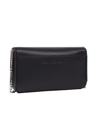 Czarny skórzany portfel o prostokątnym kształcie, z srebrnym łańcuszkiem jako akcentem oraz tłoczonym logo na przodzie. Gładka faktura i minimalistyczny design.