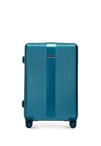 Teal harde koffer met verticale ribbelstructuur, een logo plaat en vier draaibare wielen voor mobiliteit. Compact rechthoekig ontwerp.