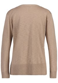 Beiger Strickpullover mit langen Ärmeln, weitem Ausschnitt und geripptem Saum. Das Material wirkt weich mit einer glatten Textur und einem dezenten Glanz.