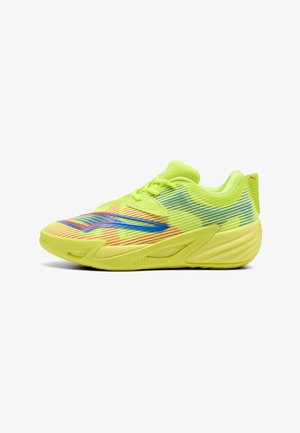 Chaussure de sport jaune vif avec des détails rayés bleus et rouges et une semelle jaune assortie, vue de côté.